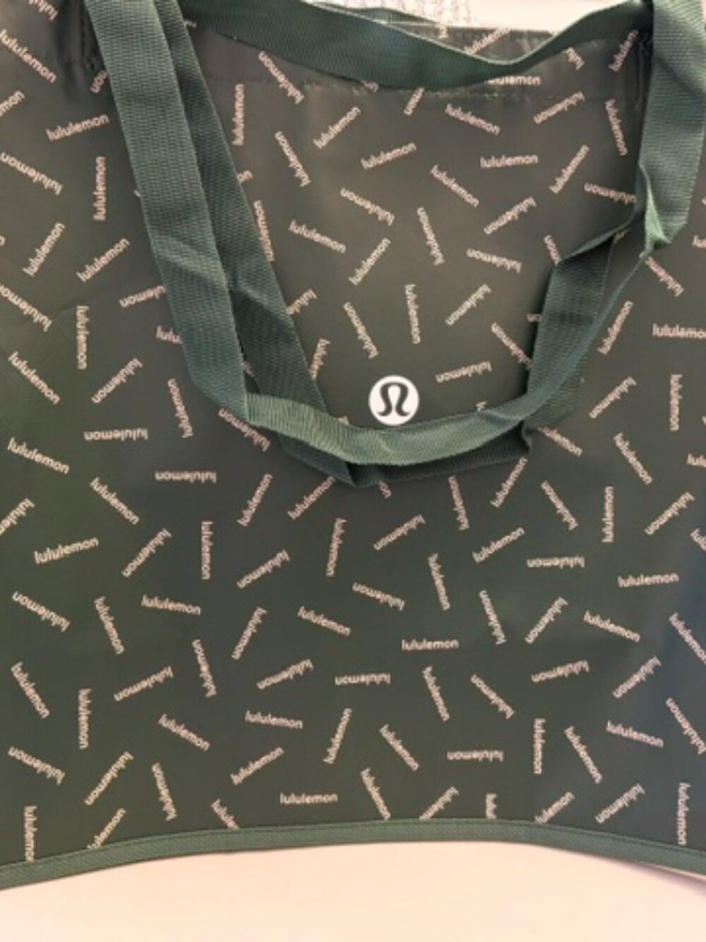 1 Lululemon Jumbo reusable tote bag is a stylish and eco-friendly
